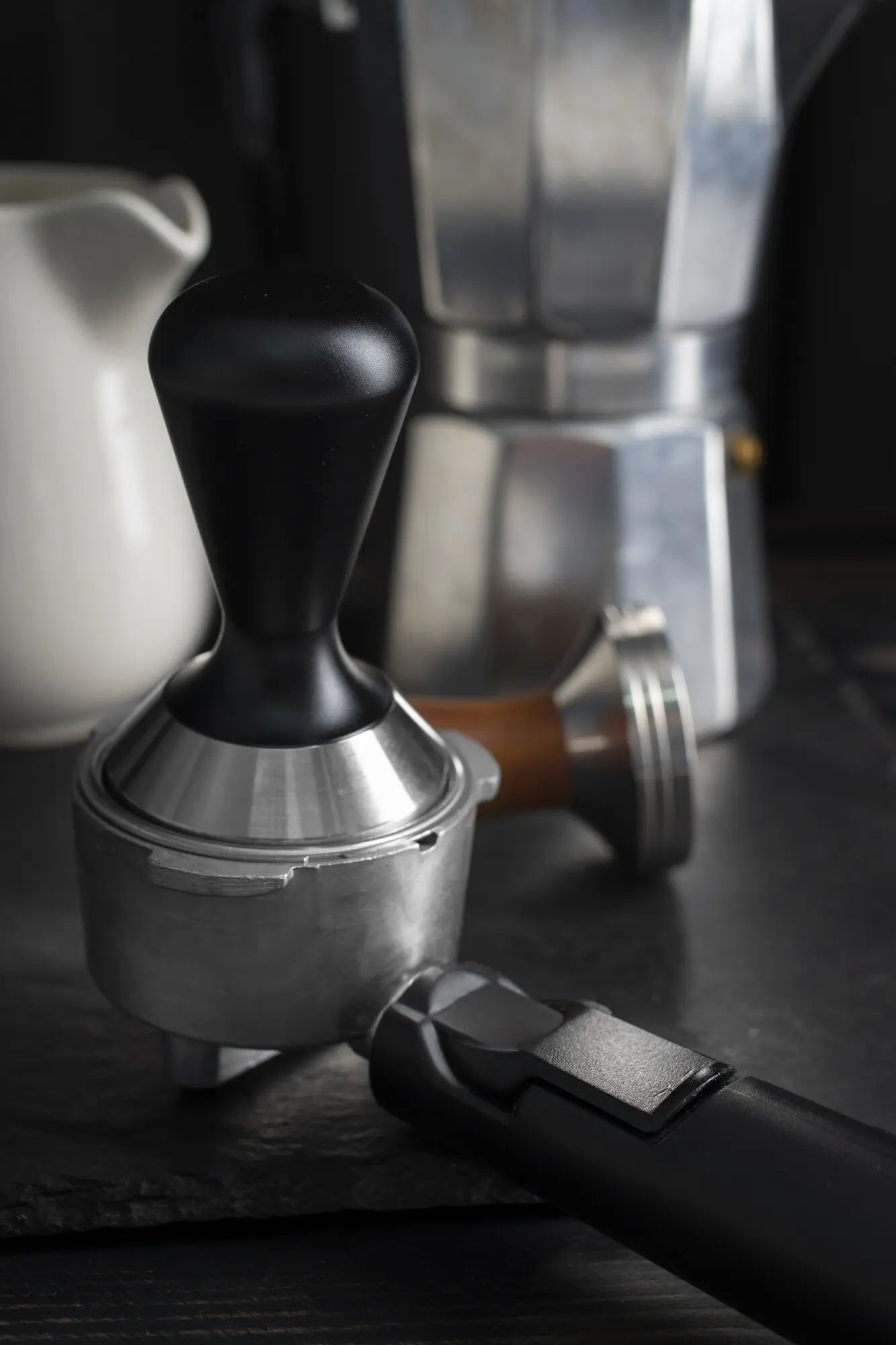 In einer Kaffeemaschine während des Kaffeezubereitungsprozesses verwendetes Werkzeug, praxisnah und nachvollziehbar.
